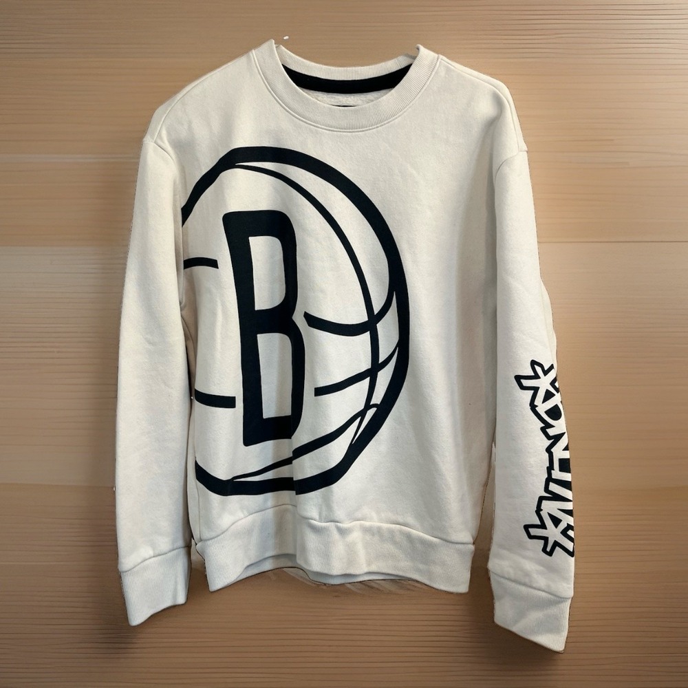 Hollister X NBA Brooklyn Nets Sweatshirt Crewneck Size X-Small Cream Team Logo